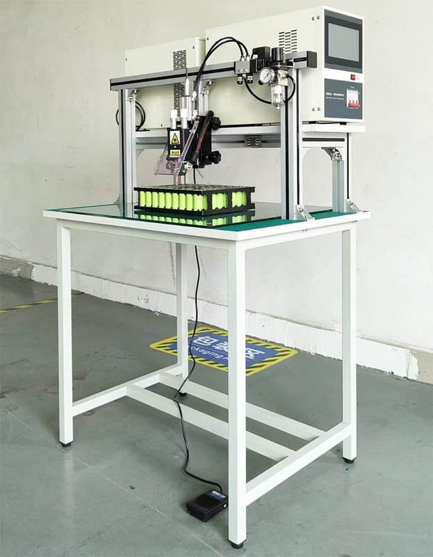 Macchina della saldatura a punti della batteria al litio di CC del cavalletto 5000A, saldatore a punti For 18650 della batteria