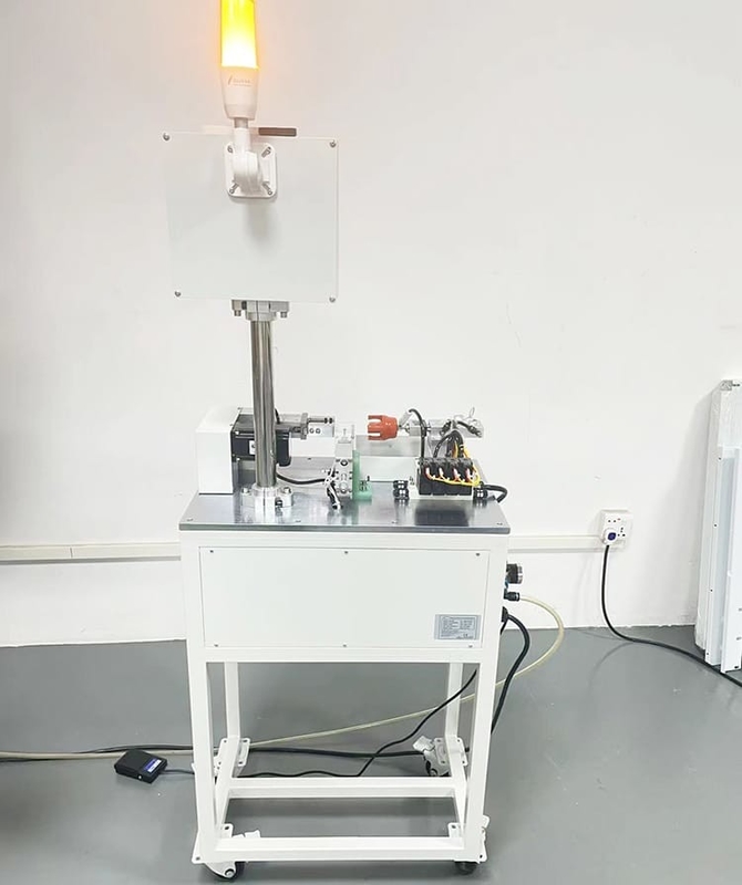 Macchina di smontaggio di batterie a cilindro di laboratorio per casse a celle cilindriche 18650/21700