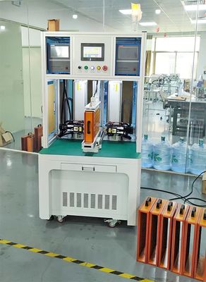 Buon prezzo Macchina automatica della saldatura a punti di CNC per 18650/26650/32650 di pacchetto cilindrico della batteria in linea