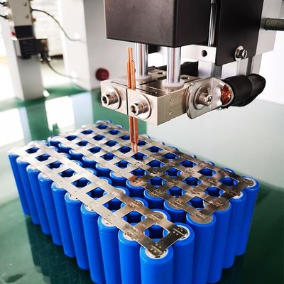 Prezzo buono XW-MNA25 Pneumatica Gantry Battery Pack Spot Saldatura Macchina AC 25KVA Controllo del pedale 800x600mm Tavola in linea